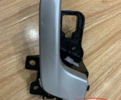 Tay mở trong Hyundai Solati 16 chỗ